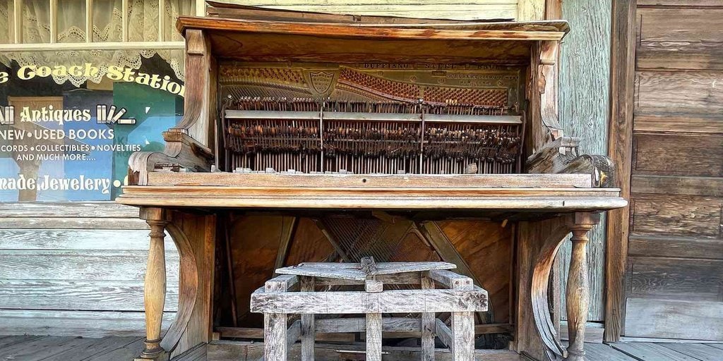 The old piano outside of Shaniko Sage Museum